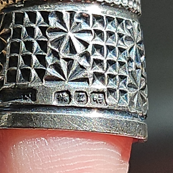 Henry Griffin and Son Sterling Silver Vintage Thimble - Picture 3 of 4